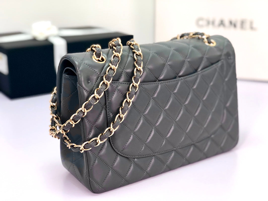 sac à rabat jumbo 30 en cuir d'agneau gris foncé avec accessoires dorés
