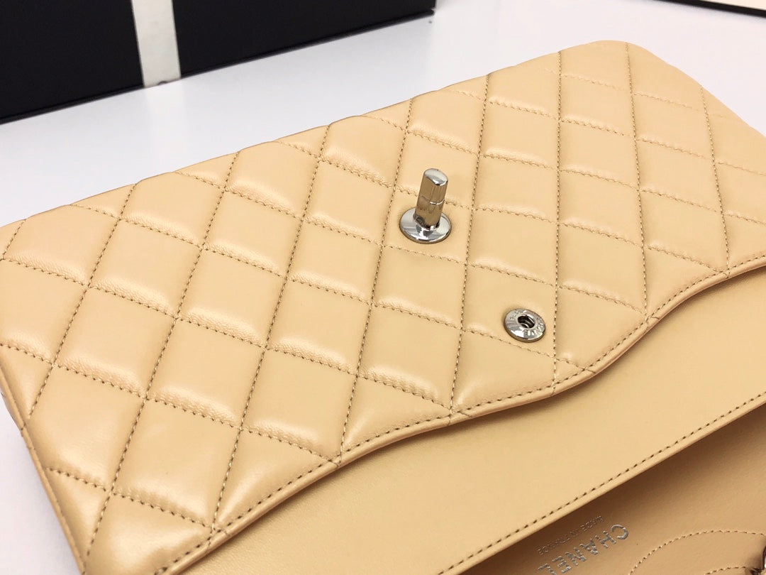 Bolso con solapa jumbo 30, piel de cordero beige claro, herrajes plateados