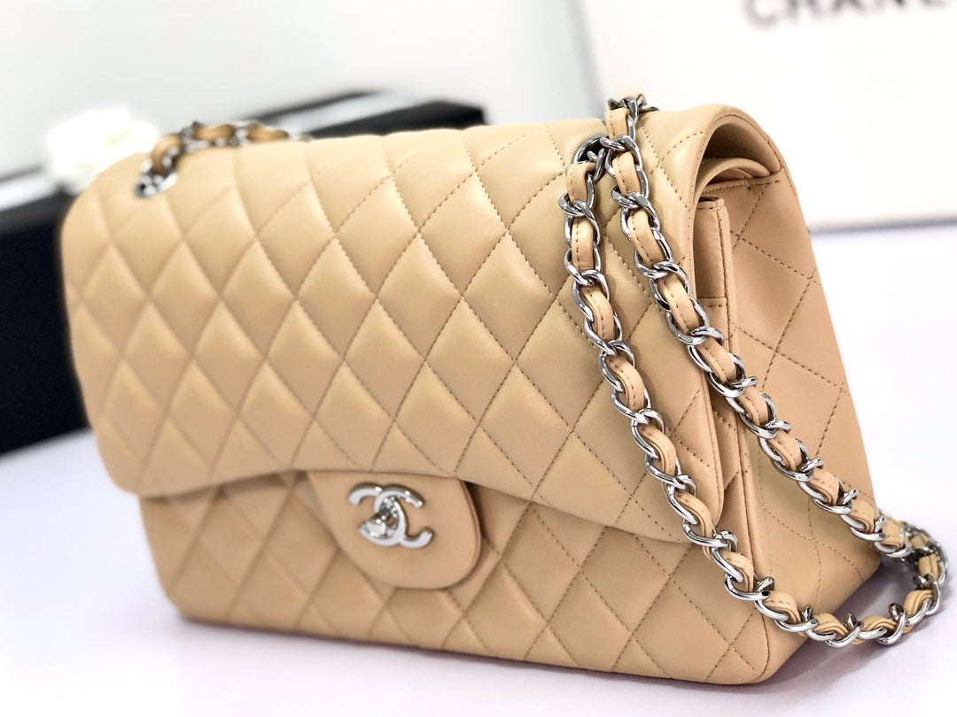 Bolso con solapa jumbo 30, piel de cordero beige claro, herrajes plateados
