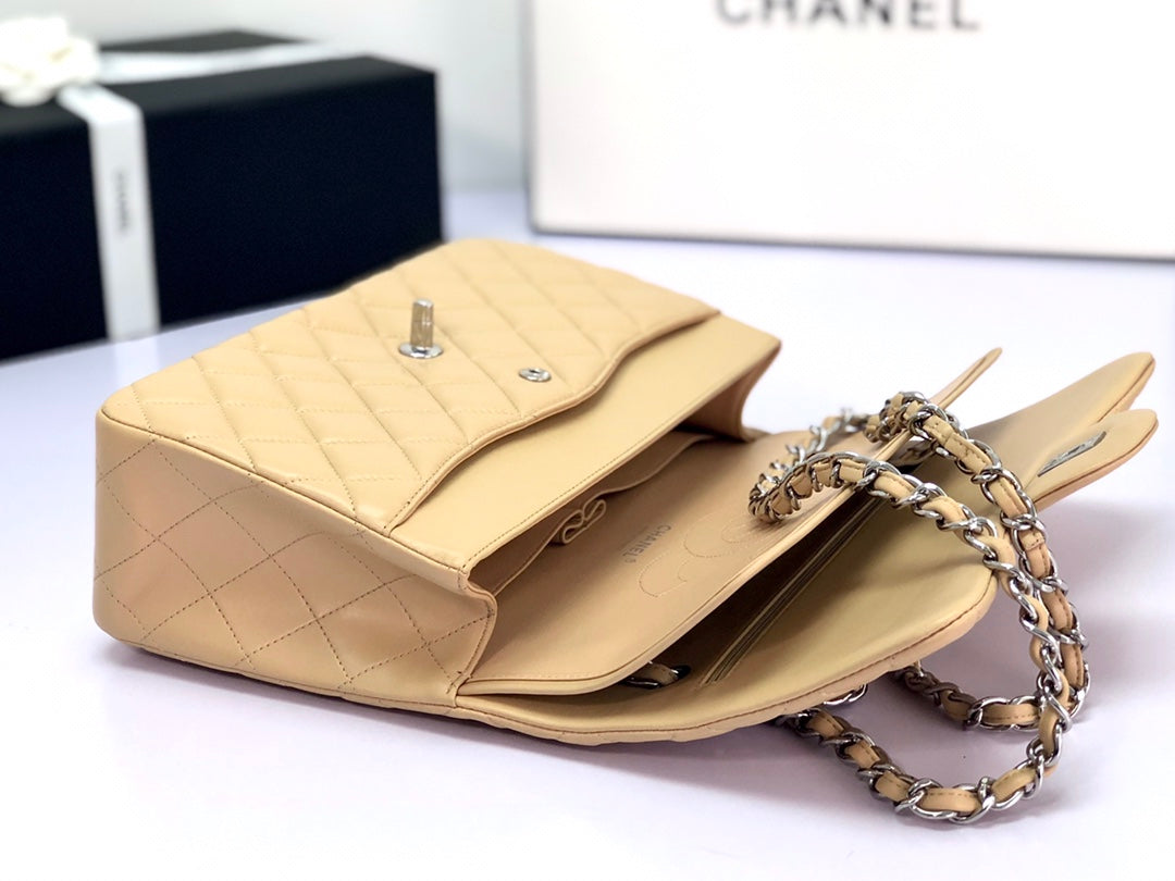 Bolso con solapa jumbo 30, piel de cordero beige claro, herrajes plateados