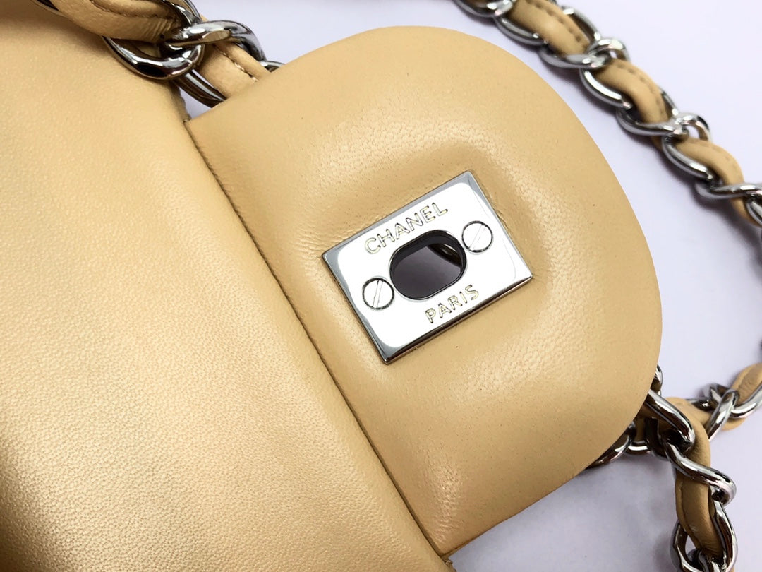 Bolso con solapa jumbo 30, piel de cordero beige claro, herrajes plateados