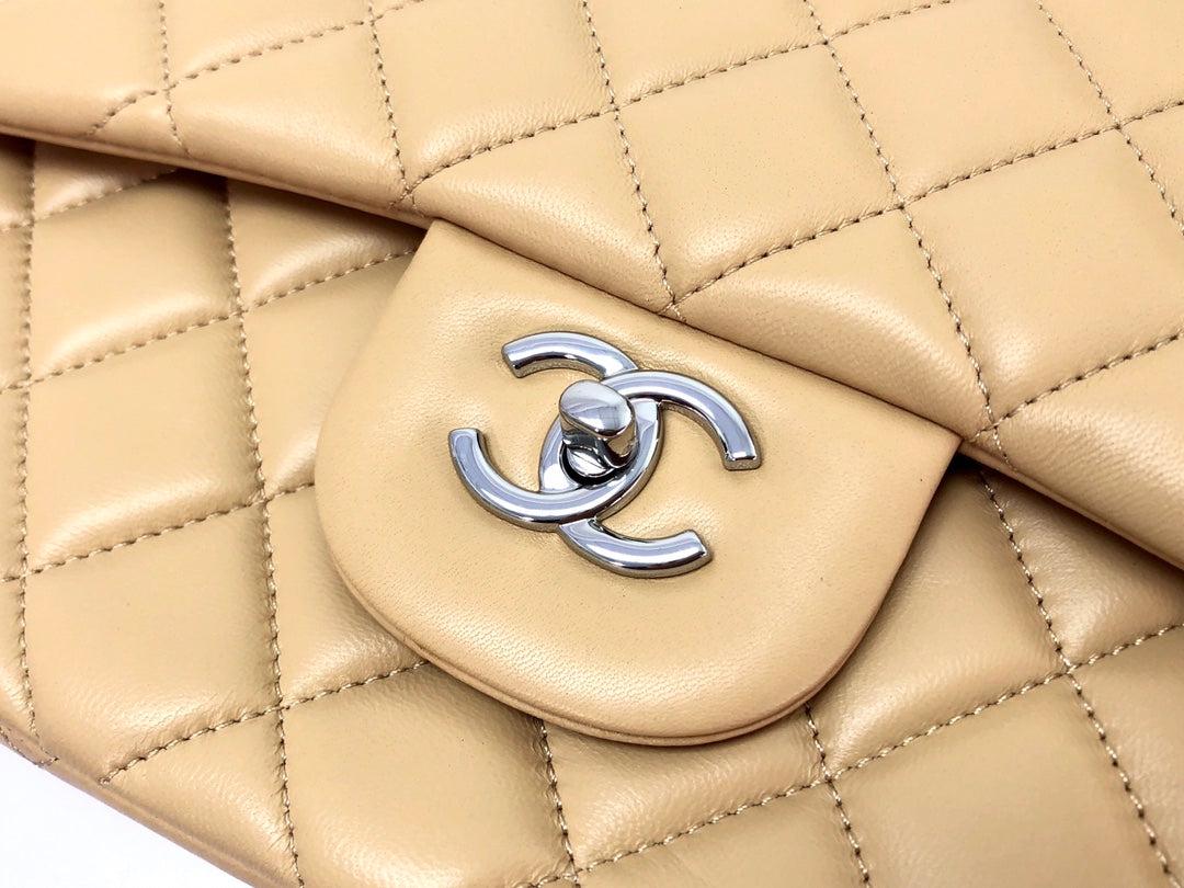 Bolso con solapa jumbo 30, piel de cordero beige claro, herrajes plateados