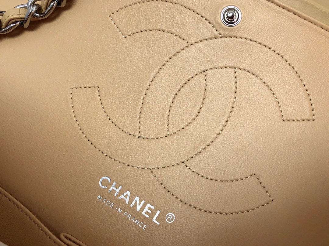 Bolso con solapa jumbo 30, piel de cordero beige claro, herrajes plateados