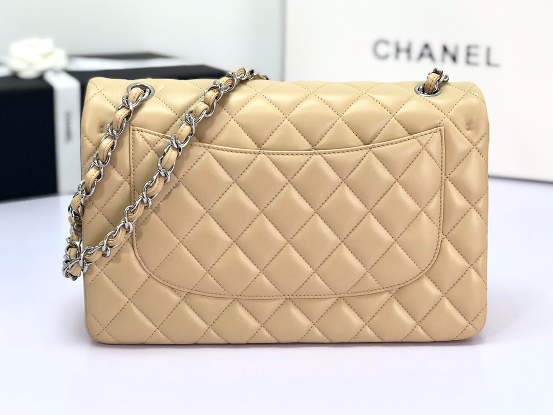 Bolso con solapa jumbo 30, piel de cordero beige claro, herrajes plateados