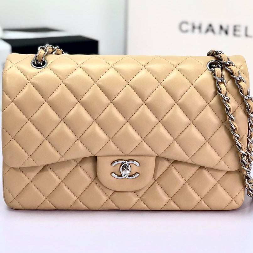 Bolso con solapa jumbo 30, piel de cordero beige claro, herrajes plateados