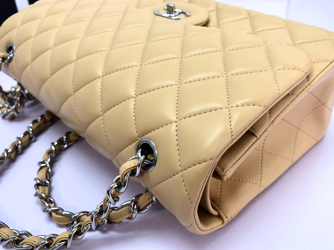 Bolso con solapa jumbo 30, piel de cordero beige claro, herrajes plateados