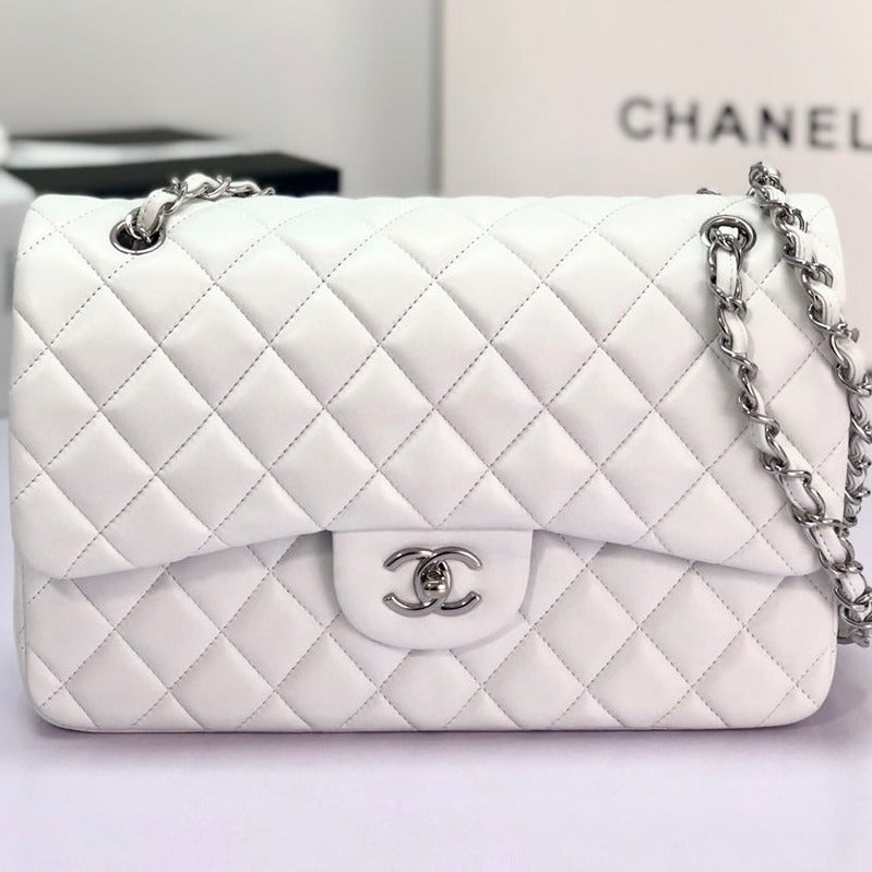 Bolso con solapa jumbo de 30 cm de piel de cordero blanca con herrajes plateados