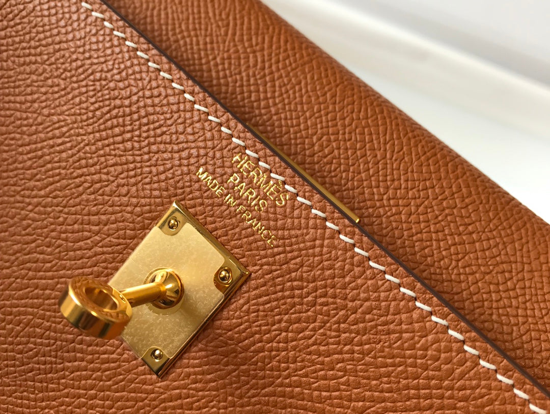 Hm Kelly 32 cm en cuir Epsom marron foncé avec finitions dorées