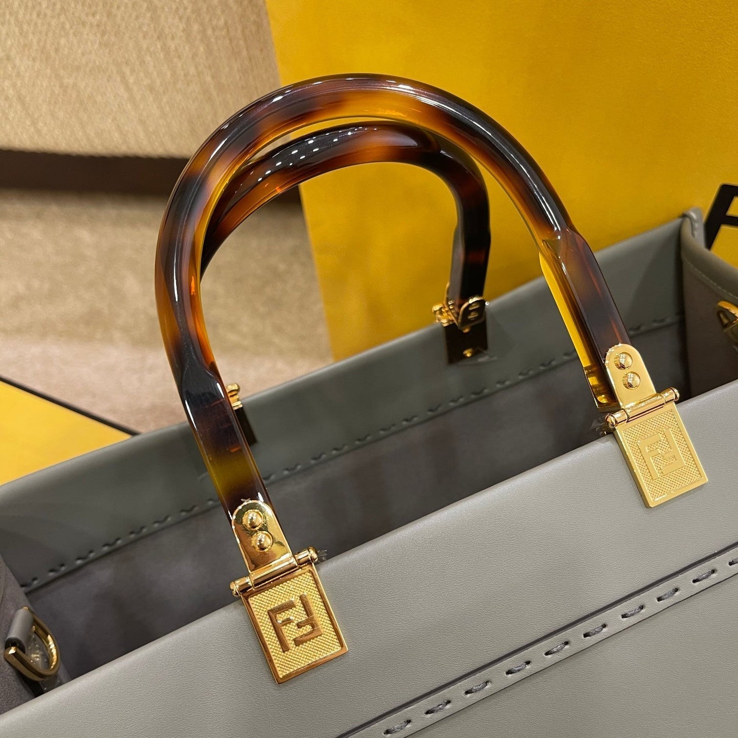 BOLSO TOTE GRANDE SHINE 35 EN PIEL DE BECERRO GRIS SOMBRA