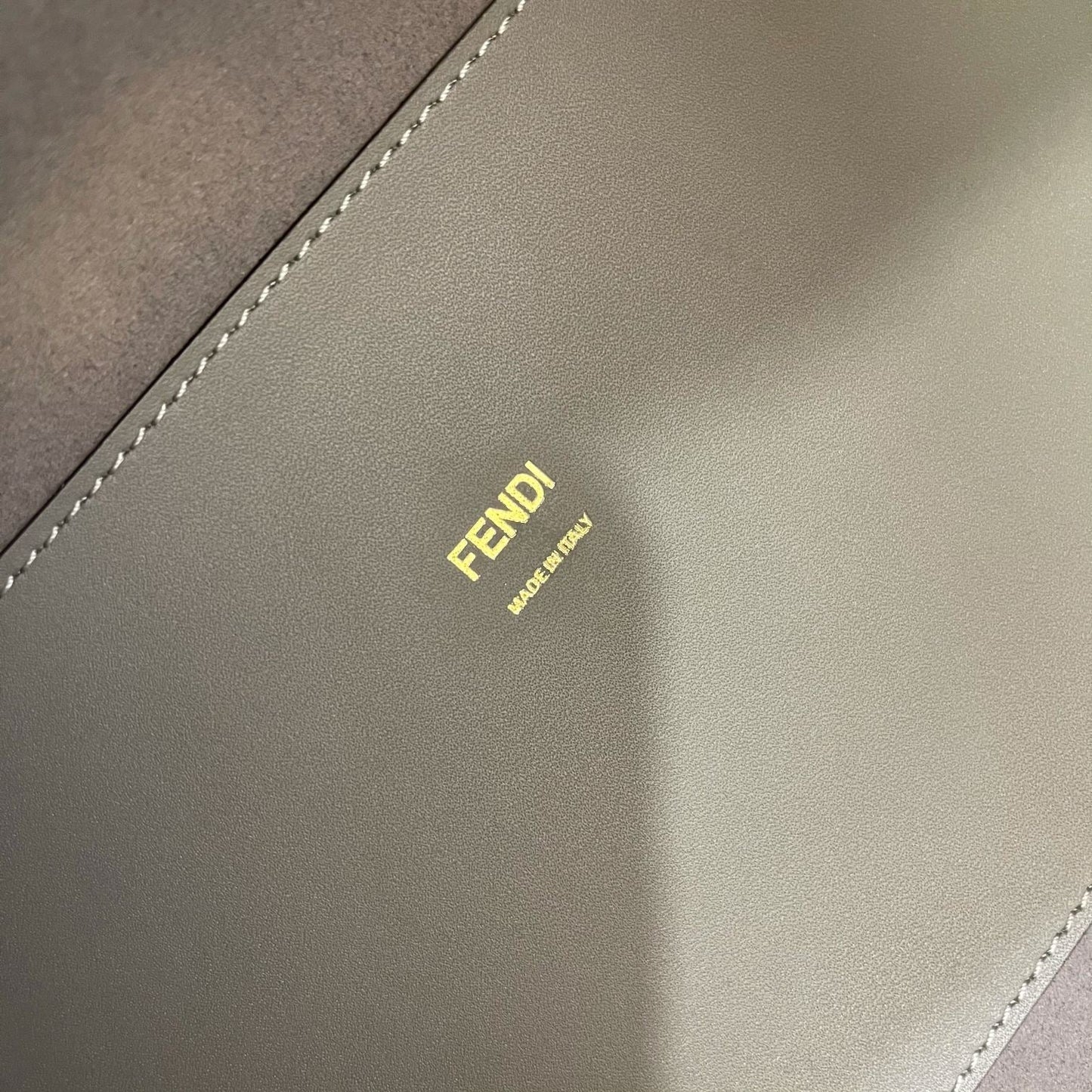 BOLSO TOTE GRANDE SHINE 35 EN PIEL DE BECERRO GRIS SOMBRA