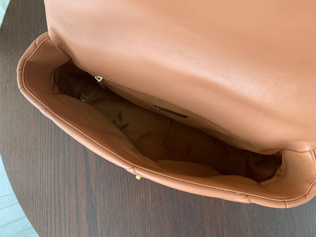 19 BOLSO CON SOLAPA 30 PIEL DE CABRA MARRÓN