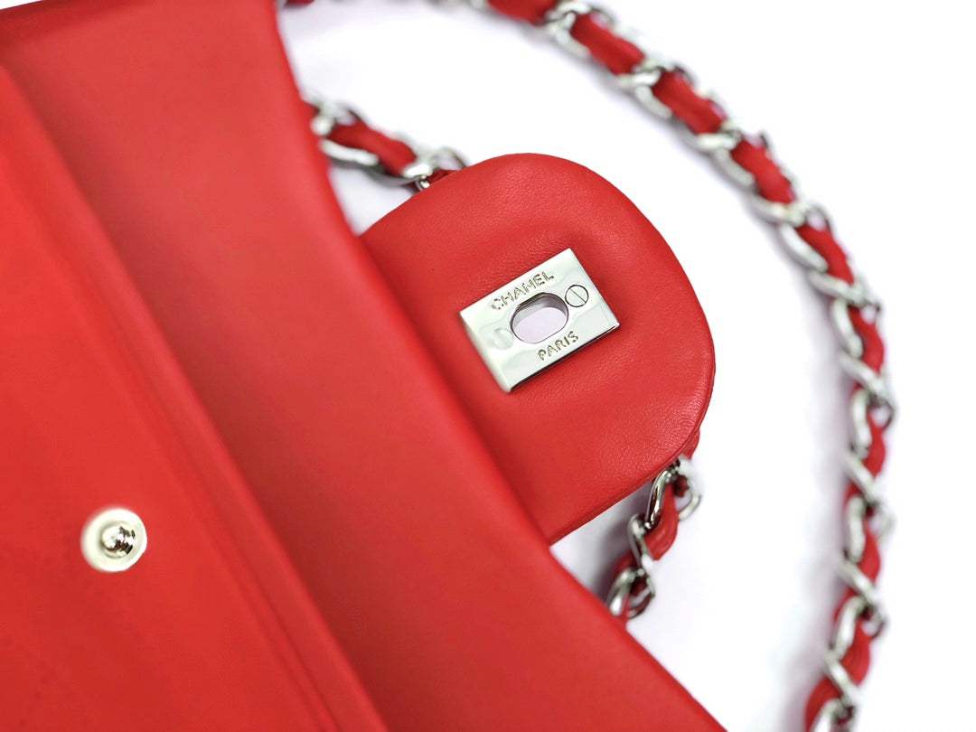Bolso con solapa jumbo 30 de piel de cordero roja con herrajes plateados