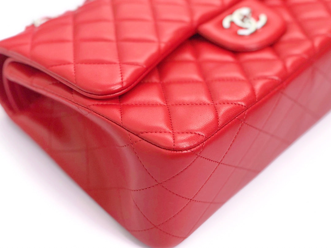 Bolso con solapa jumbo 30 de piel de cordero roja con herrajes plateados