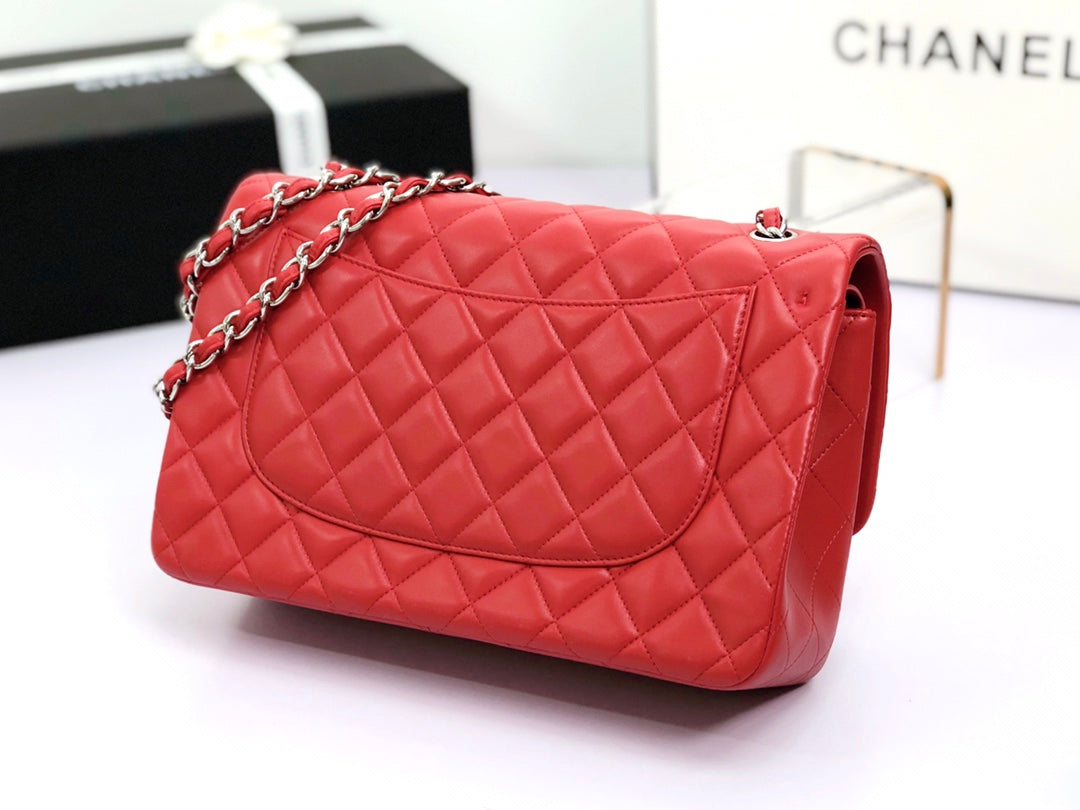 Bolso con solapa jumbo 30 de piel de cordero roja con herrajes plateados