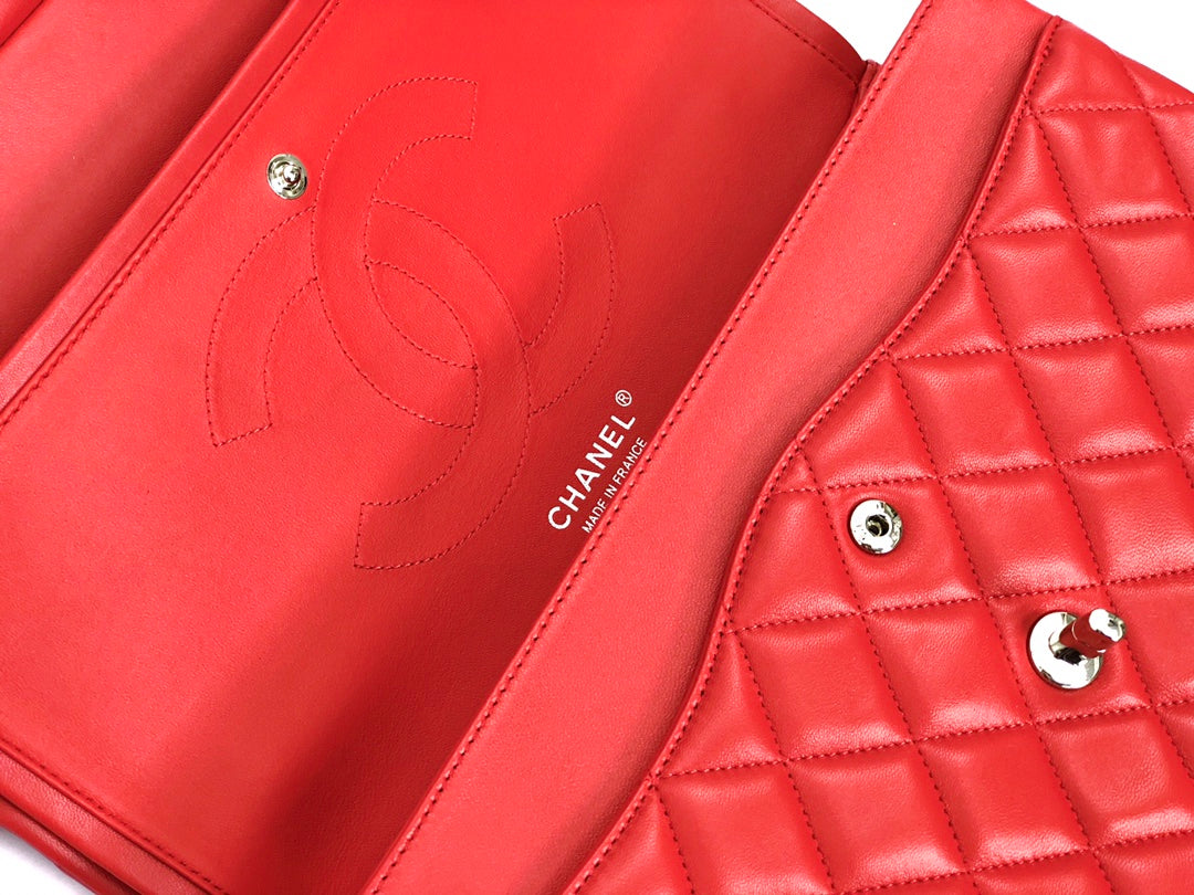 Bolso con solapa jumbo 30 de piel de cordero roja con herrajes plateados