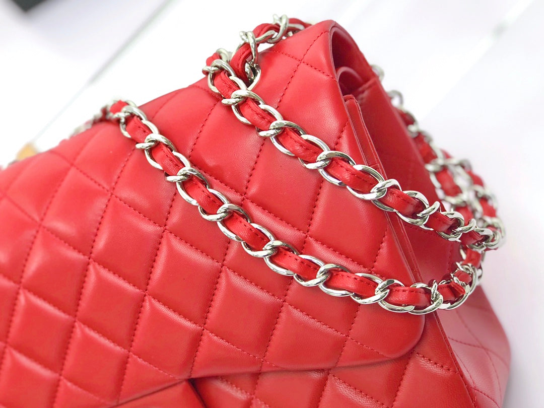 Bolso con solapa jumbo 30 de piel de cordero roja con herrajes plateados