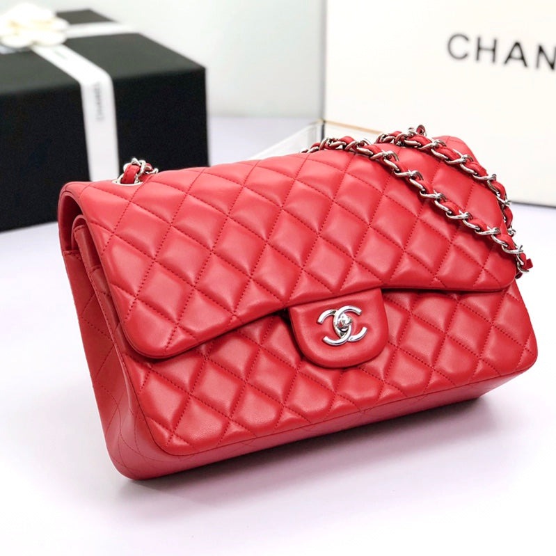 Bolso con solapa jumbo 30 de piel de cordero roja con herrajes plateados
