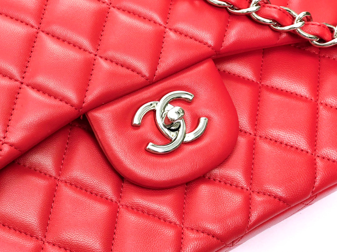Bolso con solapa jumbo 30 de piel de cordero roja con herrajes plateados