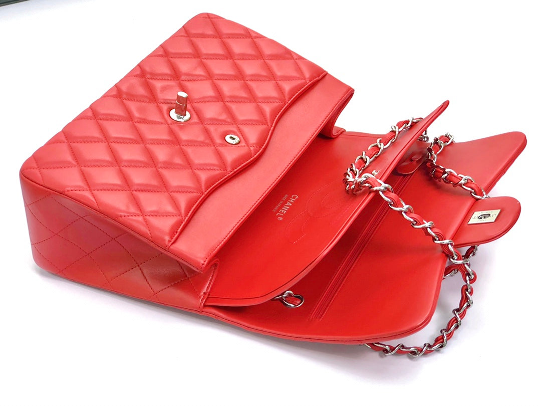 Bolso con solapa jumbo 30 de piel de cordero roja con herrajes plateados