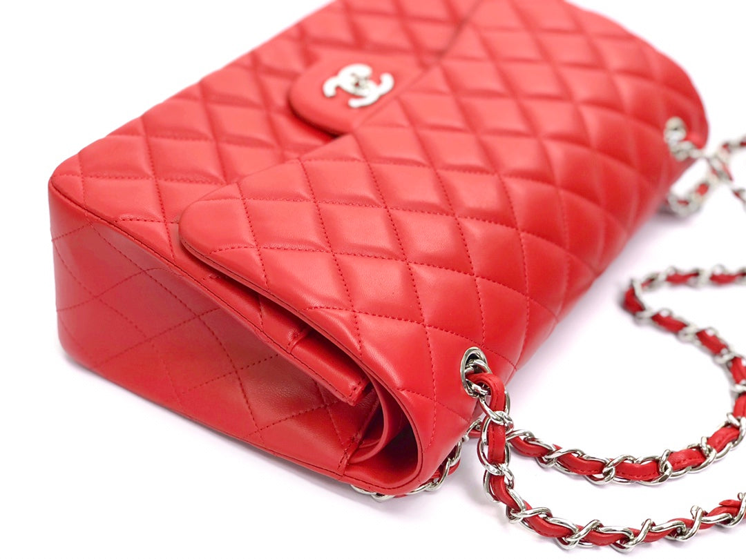 Bolso con solapa jumbo 30 de piel de cordero roja con herrajes plateados