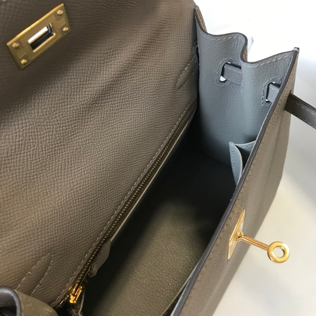 Hm Kelly 32 cm en cuir Epsom gris foncé avec finitions dorées