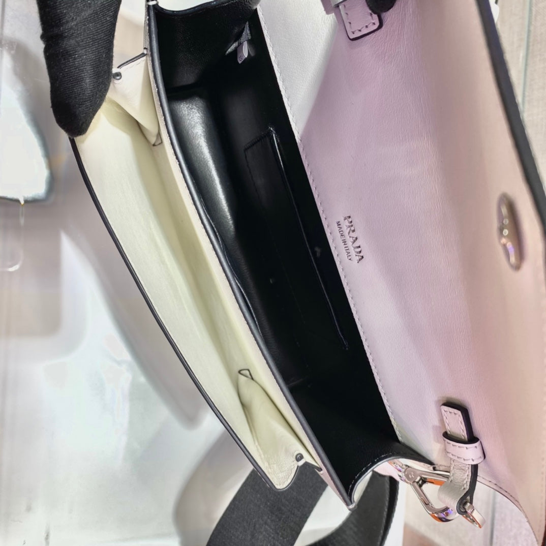BOLSO SOBRE CON SOLAPA 20 EN PIEL SAFFIANO BLANCA