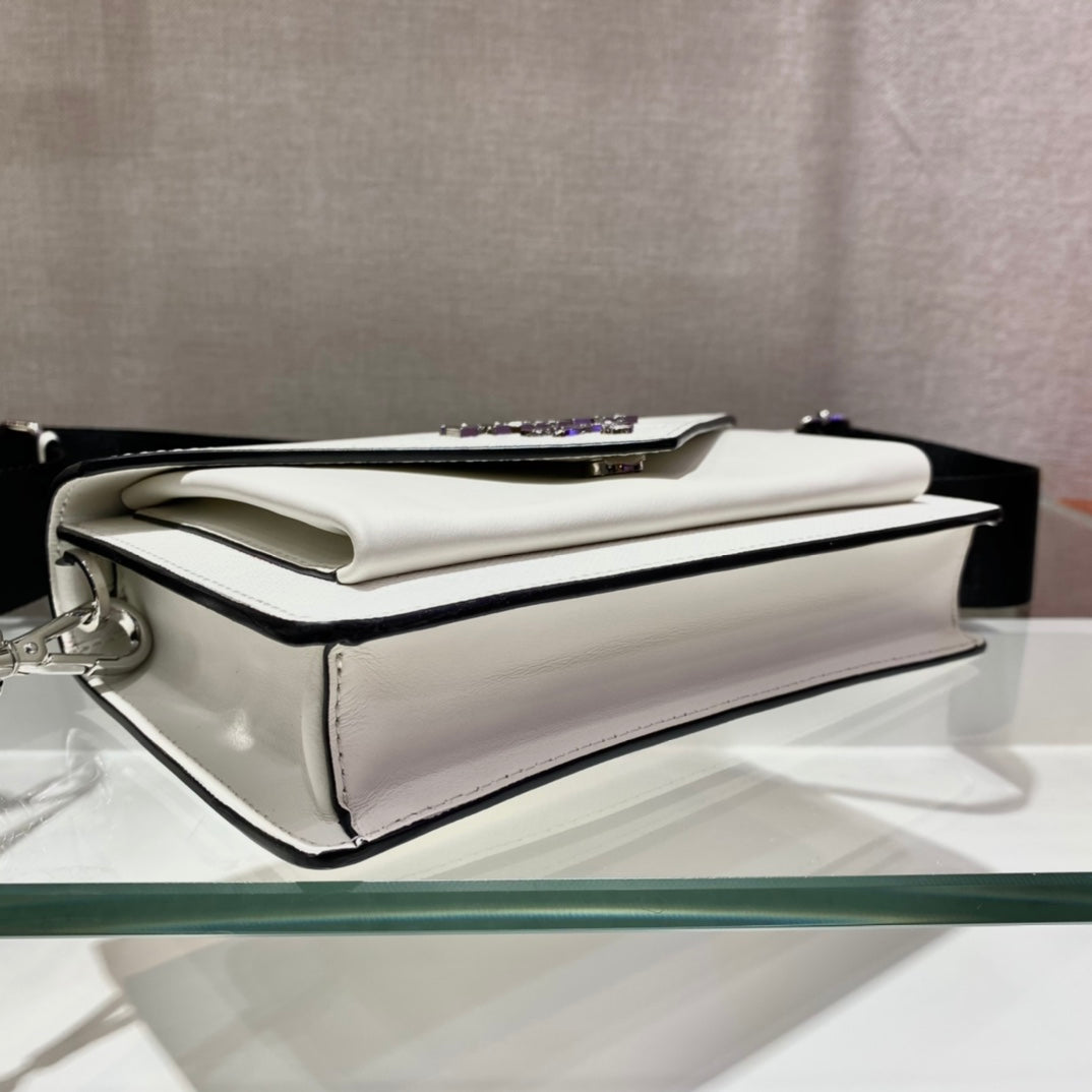 BOLSO SOBRE CON SOLAPA 20 EN PIEL SAFFIANO BLANCA