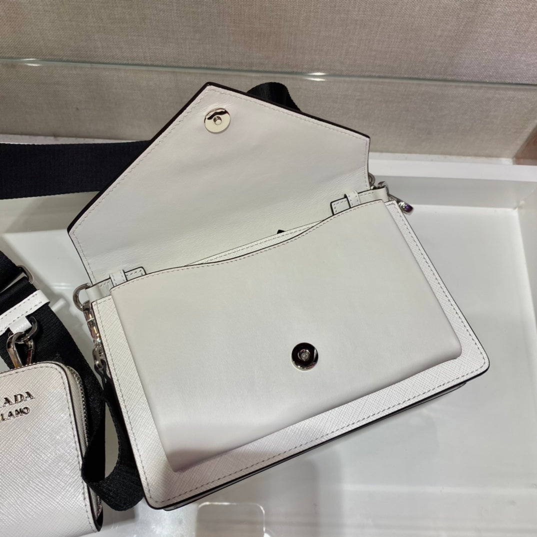 BOLSO SOBRE CON SOLAPA 20 EN PIEL SAFFIANO BLANCA