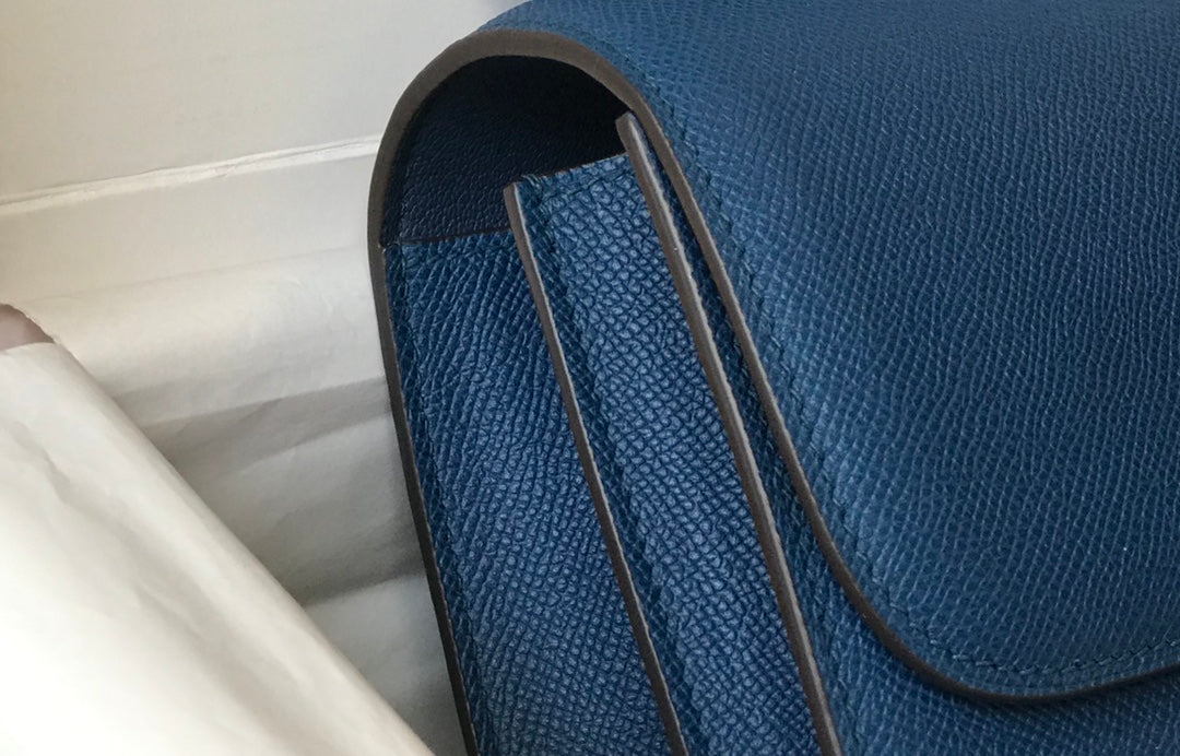 Constance 24, cuero Epsom azul, herrajes plateados
