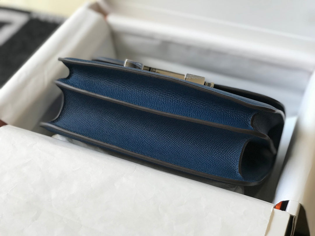 Constance 24, cuero Epsom azul, herrajes plateados