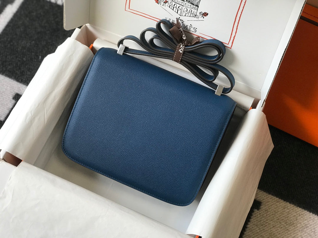 Constance 24, cuero Epsom azul, herrajes plateados