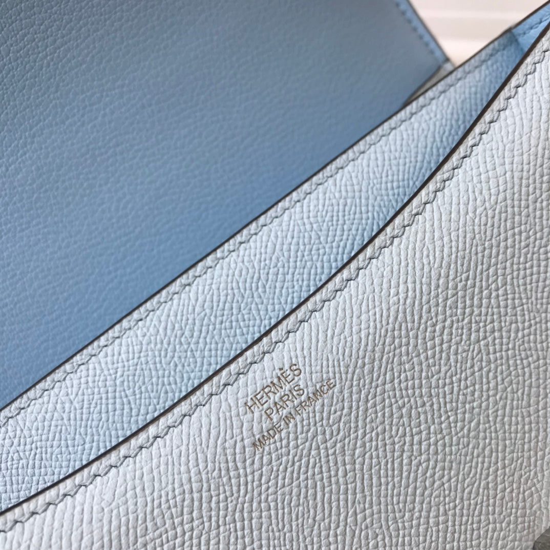 Constance 24 azul nube, cuero Epsom, herrajes dorados