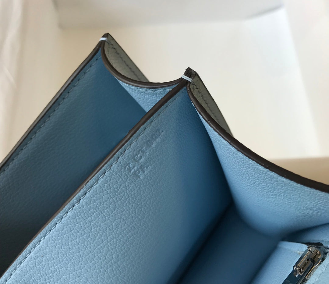 Constance 24 azul nube, cuero Epsom, herrajes dorados