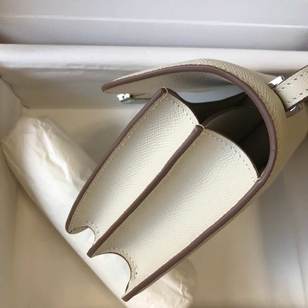 Constance 24, piel Epsom color crema, herrajes plateados
