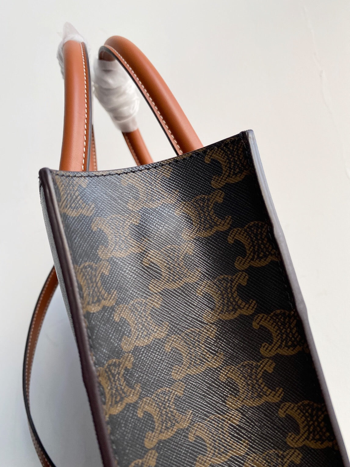 petit cabas vertical 28 cm toile triomphe noire cuir de veau beige