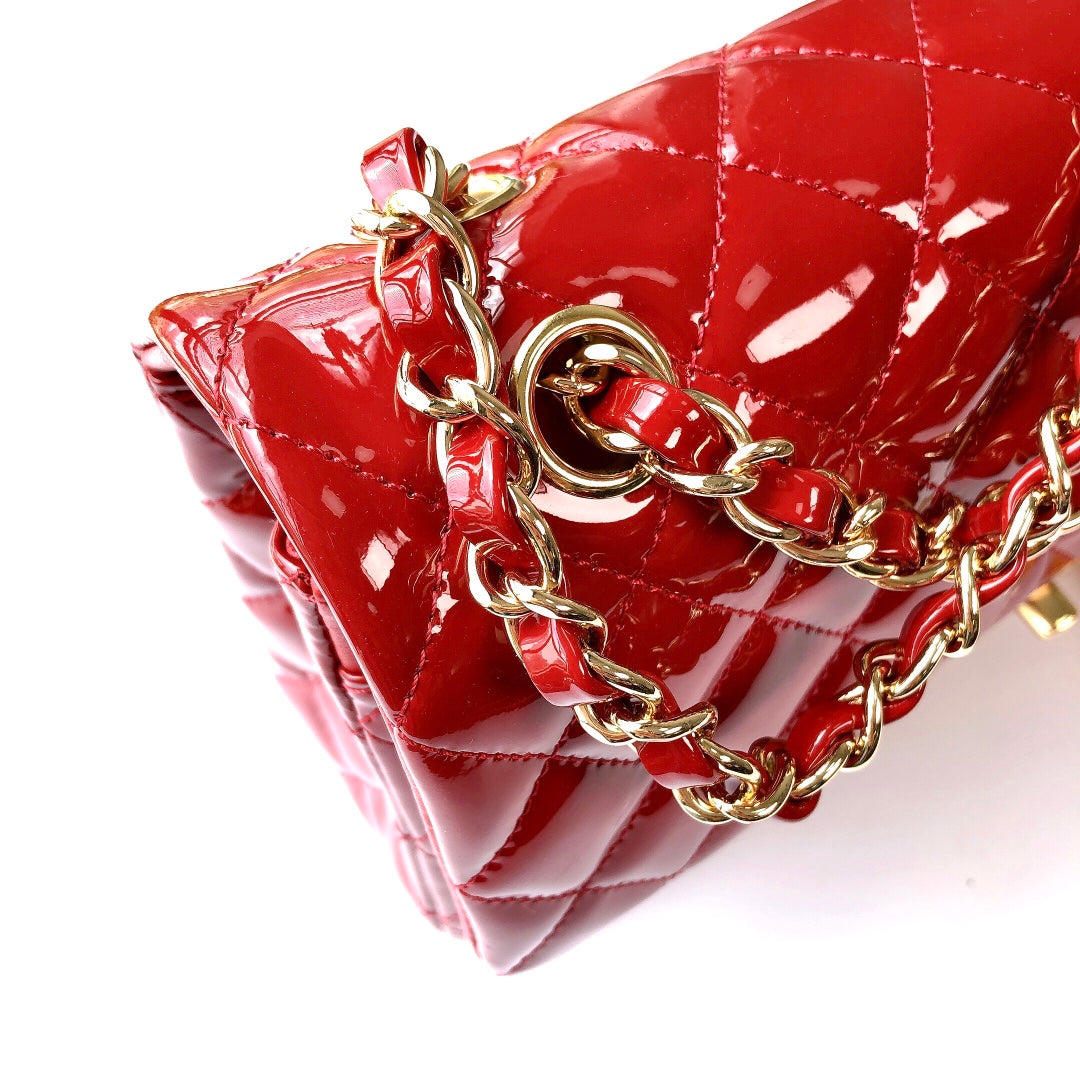 BOLSO CON SOLAPA MEDIANO 25CM PIEL DE BECERRO CHAROL ROJO HERRAJES DORADOS