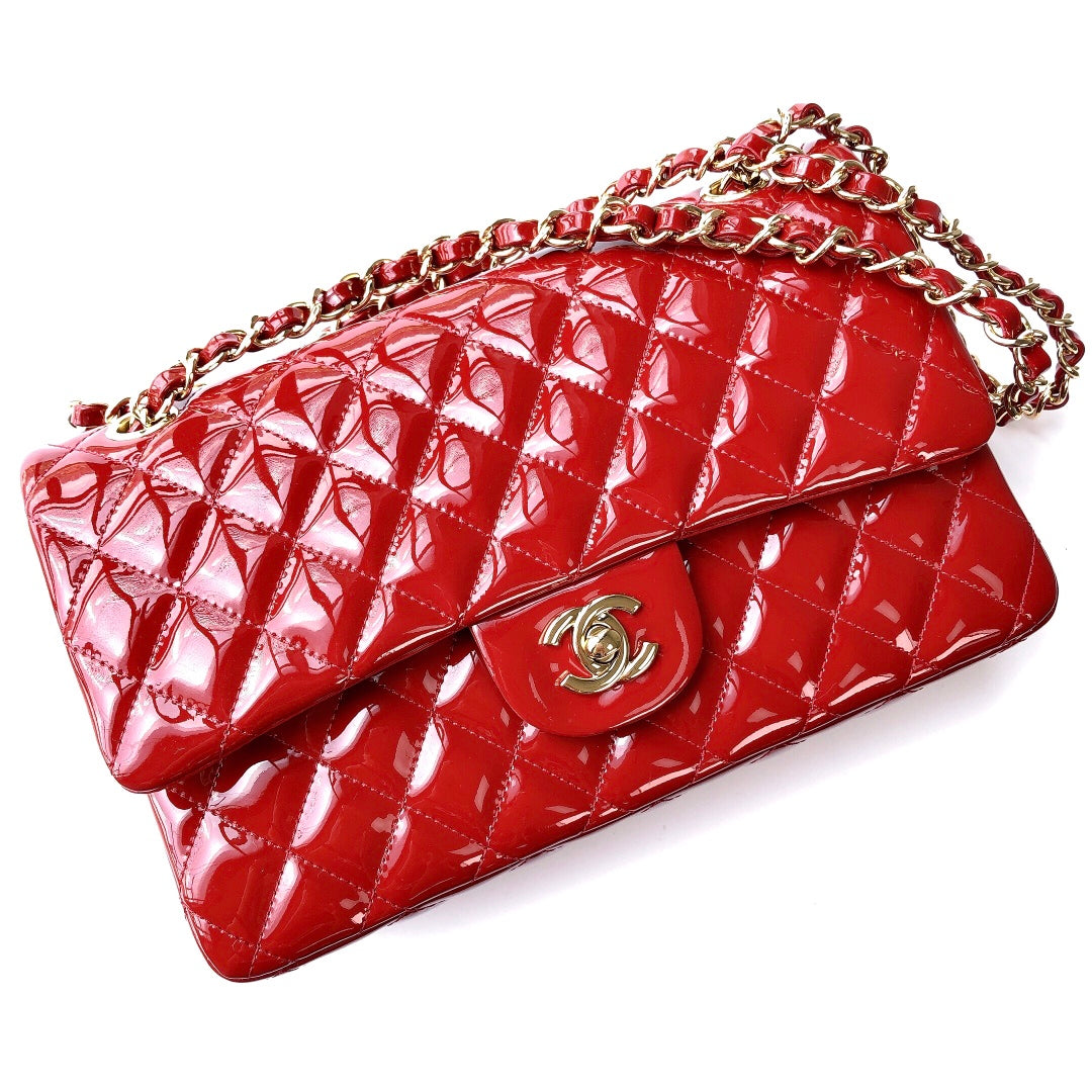 BOLSO CON SOLAPA MEDIANO 25CM PIEL DE BECERRO CHAROL ROJO HERRAJES DORADOS