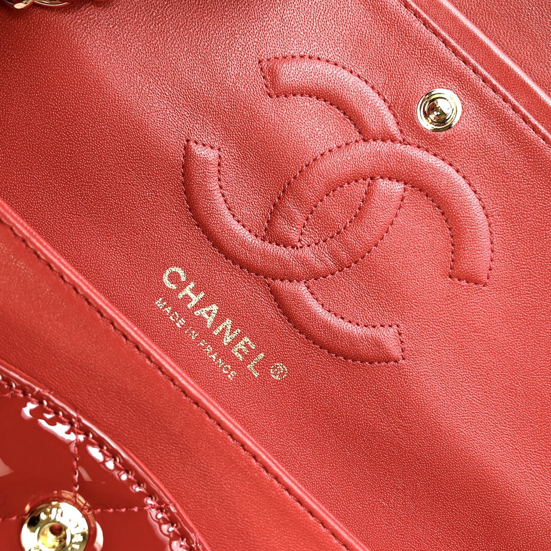 BOLSO CON SOLAPA MEDIANO 25CM PIEL DE BECERRO CHAROL ROJO HERRAJES DORADOS