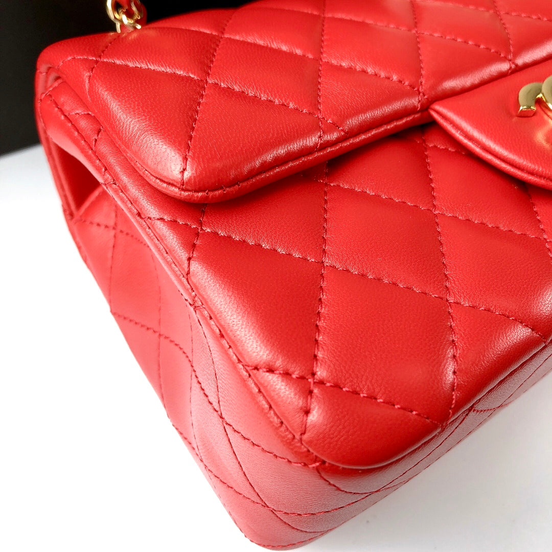 MINI BOLSO RECTANGULAR CON SOLAPA 20CM PIEL DE CORDERO ROJA HERRAJES DORADOS