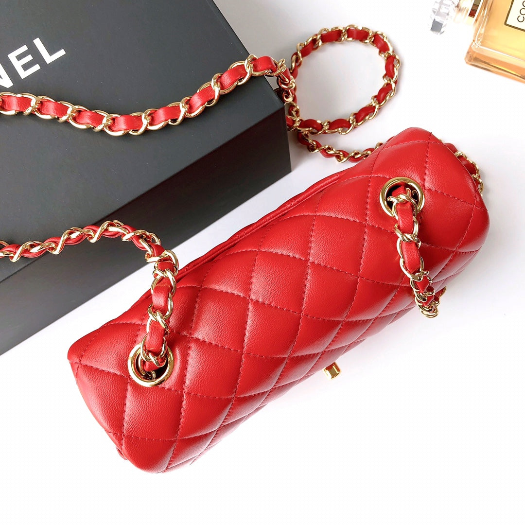 MINI BOLSO RECTANGULAR CON SOLAPA 20CM PIEL DE CORDERO ROJA HERRAJES DORADOS