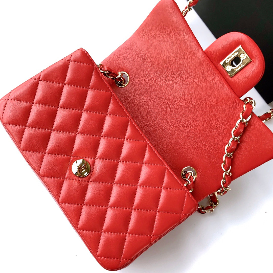 MINI BOLSO RECTANGULAR CON SOLAPA 20CM PIEL DE CORDERO ROJA HERRAJES DORADOS