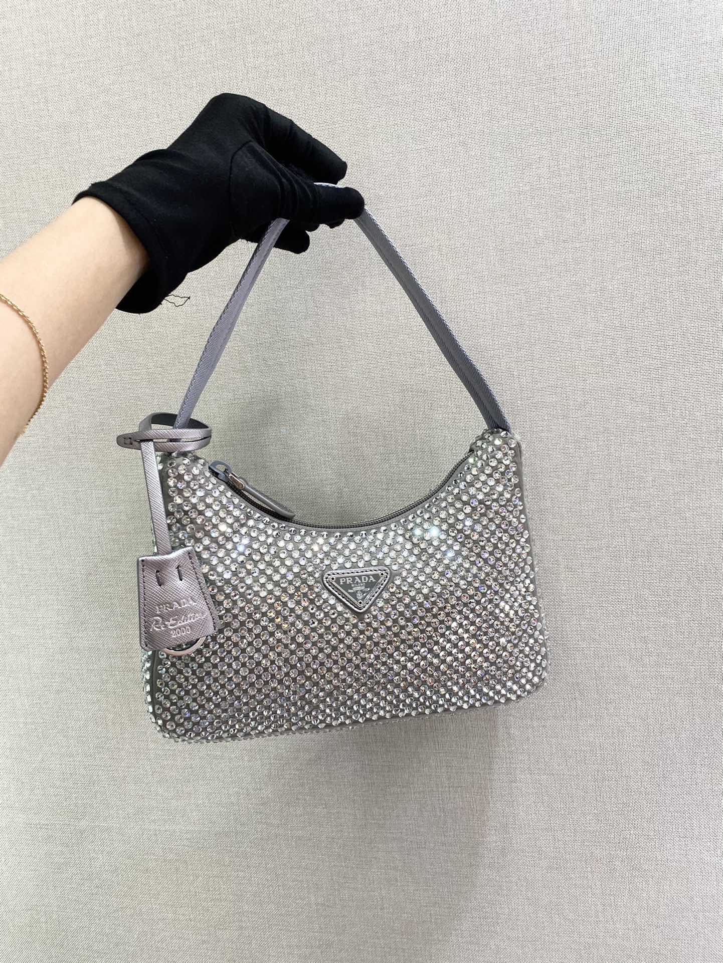 BOLSO HOBO BRILLANTE DE 23 EN NYLON PLATEADO CON CRISTALES ADICIONALES