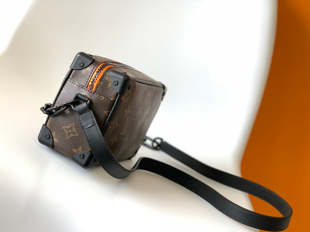 BAÚL MINI SUAVE DE 18" EN LONA MONOGRAMA MARRÓN CON PERSONAJE ANIMADO BORDADO