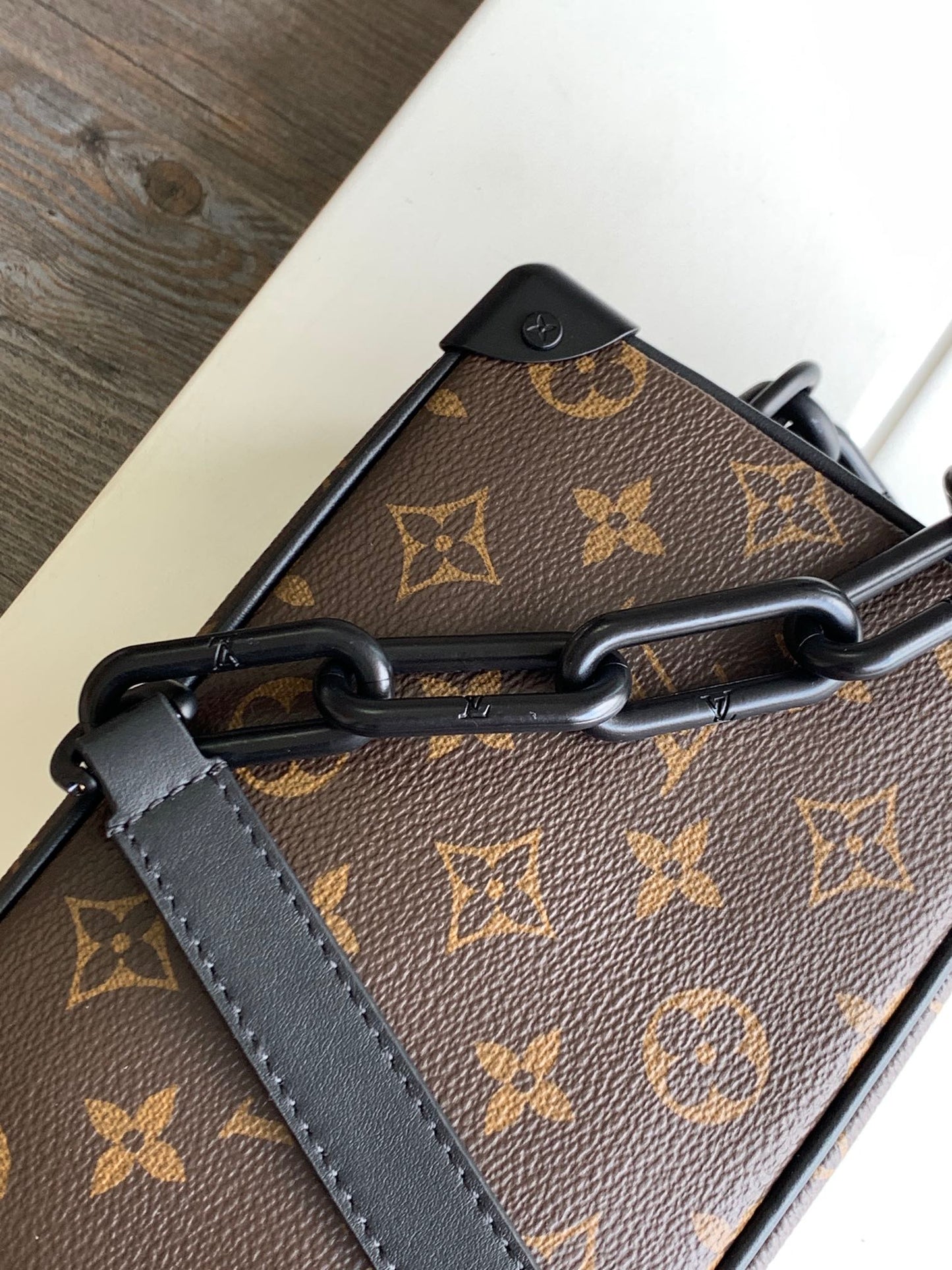 BAÚL MINI SUAVE DE 18" EN LONA MONOGRAMA MARRÓN CON PERSONAJE ANIMADO BORDADO