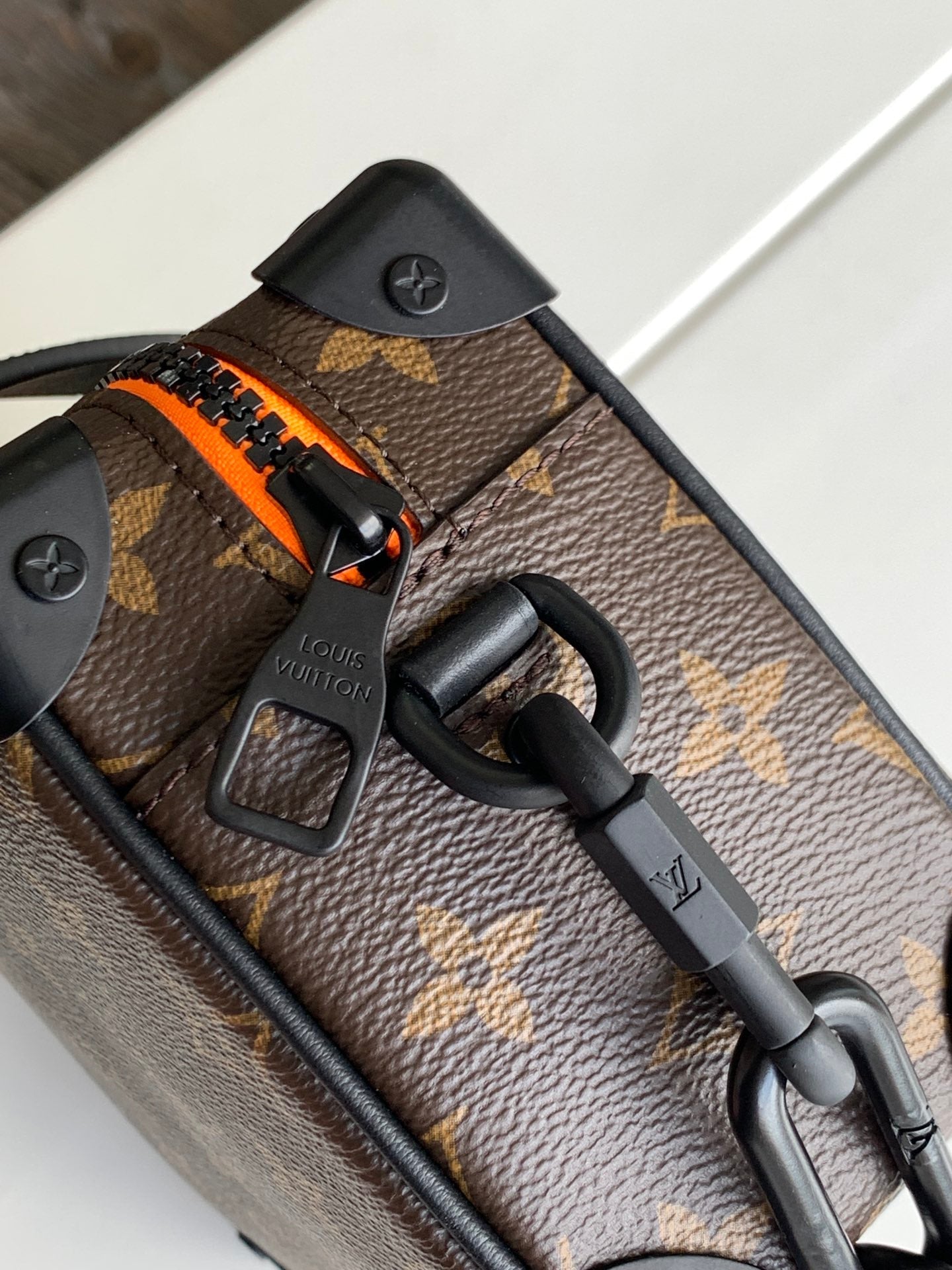 BAÚL MINI SUAVE DE 18" EN LONA MONOGRAMA MARRÓN CON PERSONAJE ANIMADO BORDADO