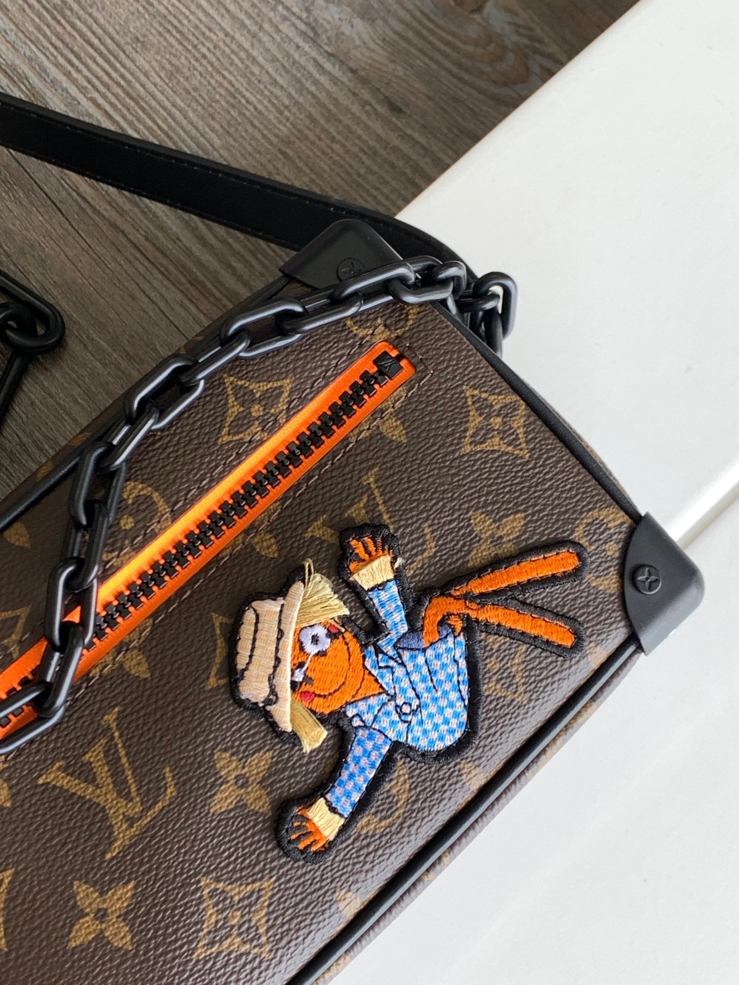 BAÚL MINI SUAVE DE 18" EN LONA MONOGRAMA MARRÓN CON PERSONAJE ANIMADO BORDADO