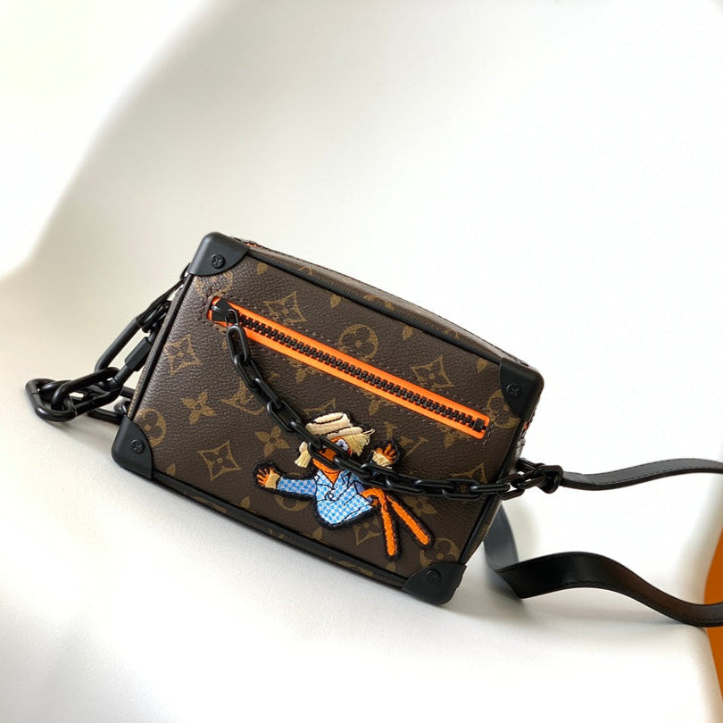 BAÚL MINI SUAVE DE 18" EN LONA MONOGRAMA MARRÓN CON PERSONAJE ANIMADO BORDADO