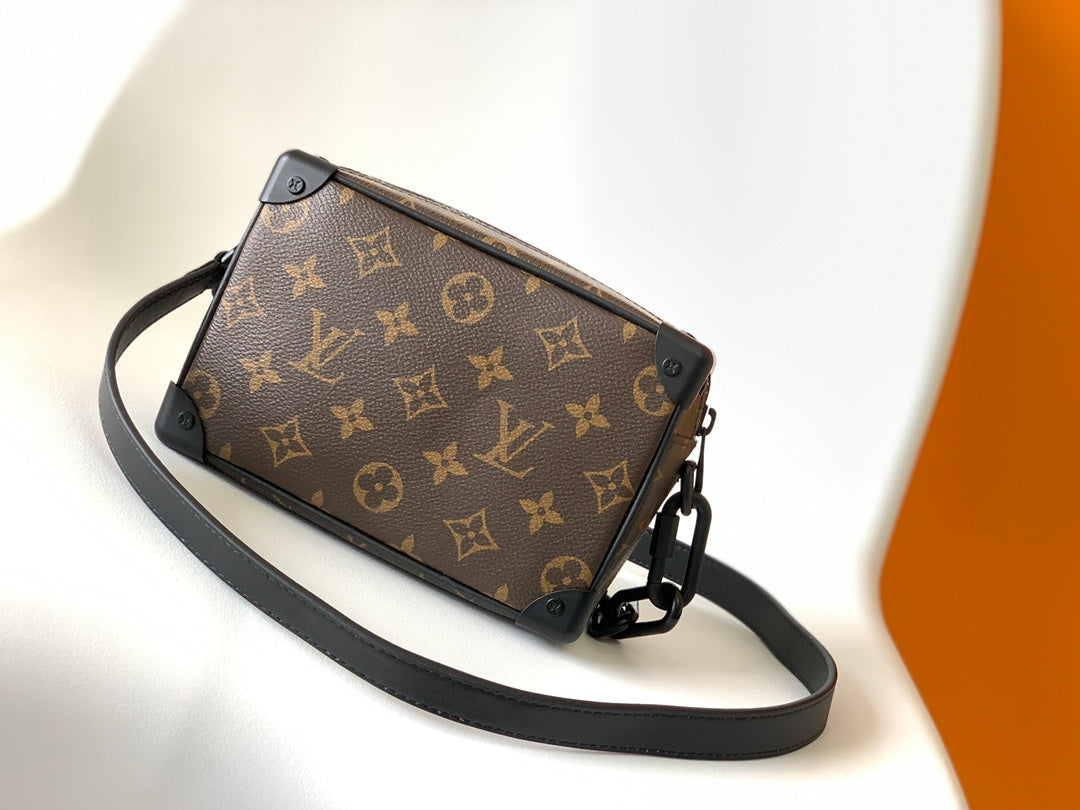 BAÚL MINI SUAVE DE 18" EN LONA MONOGRAMA MARRÓN CON PERSONAJE ANIMADO BORDADO