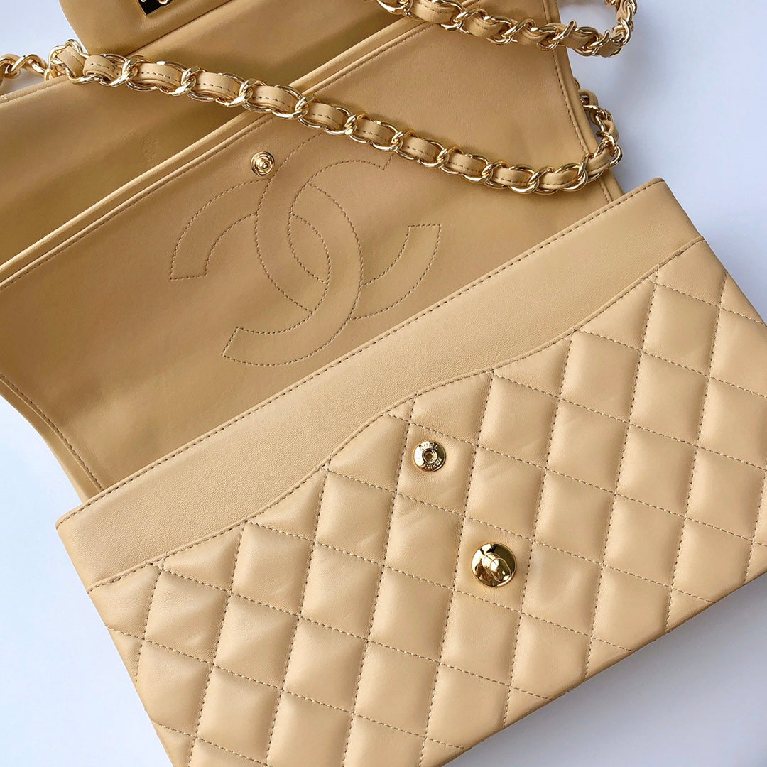 Bolso con solapa jumbo 30 beige claro de piel de cordero con herrajes dorados