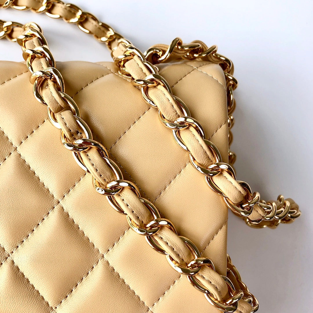 Bolso con solapa jumbo 30 beige claro de piel de cordero con herrajes dorados